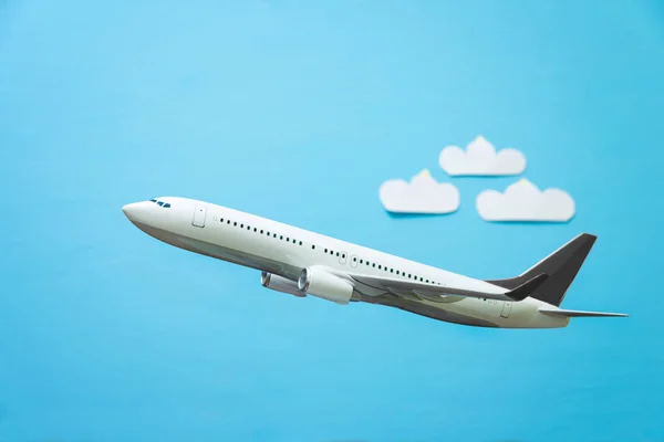 Weißes Flugzeug auf blauem Grund — Stockfoto