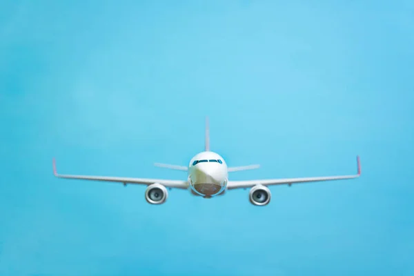 Avião branco em um azul — Fotografia de Stock