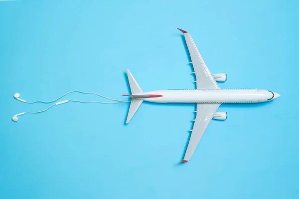 Avião branco em um azul — Fotografia de Stock