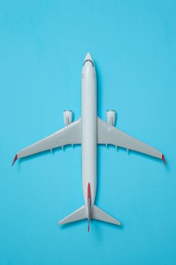 mavi üzerinde beyaz uçak
