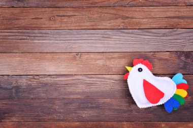 Ahşap arka plan üzerinde horoz