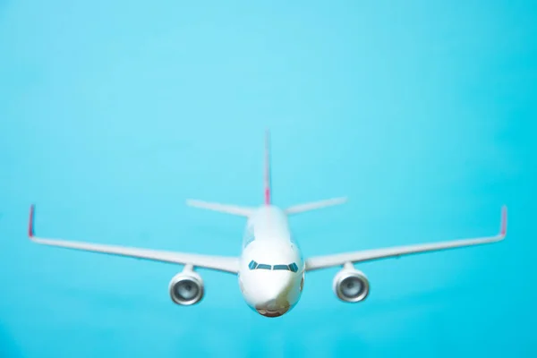 Weißes Flugzeug auf blauem Grund — Stockfoto