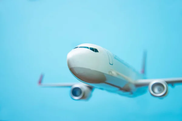 Wit vliegtuig op een blauw — Stockfoto