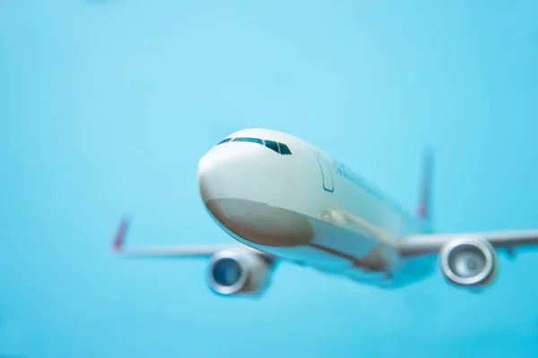 Avión blanco sobre un azul — Foto de Stock