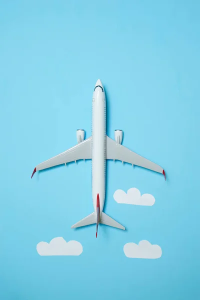Mavi üzerinde beyaz uçak — Stok fotoğraf