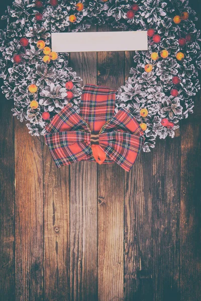 Couronne de Noël sur un vieux brun en bois — Photo