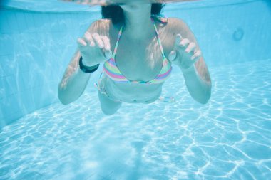 Havuzda yüzen kadın