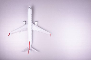 uçak üzerinde gri bir arka plan