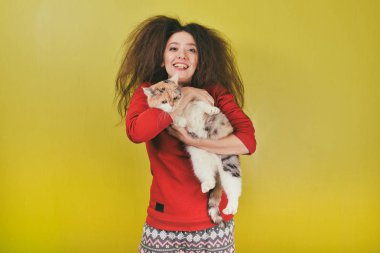 elinde bir kedi ile yabancı kız