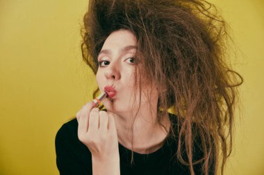 Kızın dudaklarını boyalar