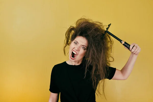 Zła dziewczyna grzebienie jej włosy — Zdjęcie stockowe