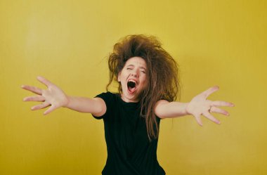 bir garip saç stili ile kız