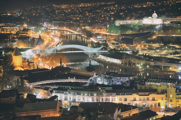 Vue de dessus à Tbilissi la nuit — Photo