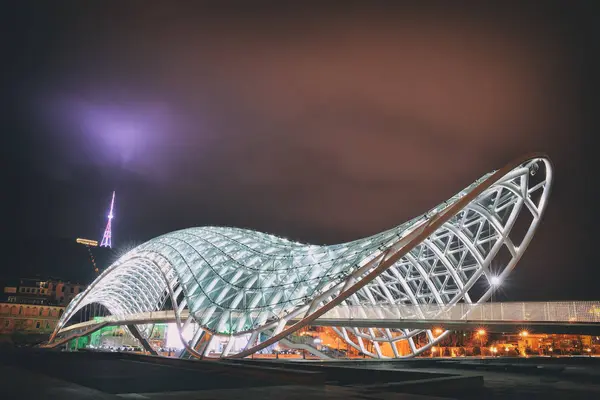 Die Brücke des Friedens in Tiflis — Stockfoto