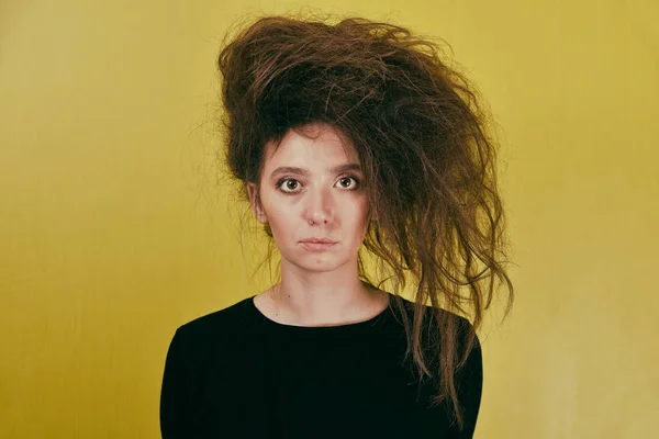 Chica Con Estilo Pelo Extraño Sobre Fondo Amarillo —  Fotos de Stock