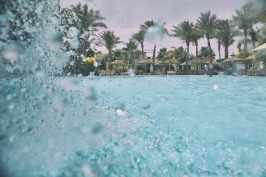 şelale yüzme havuzuyla güzel görünüm