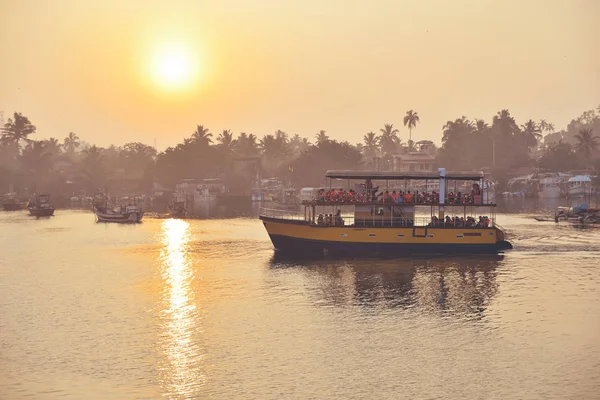 Ship with tourists — Stock Photo, Image