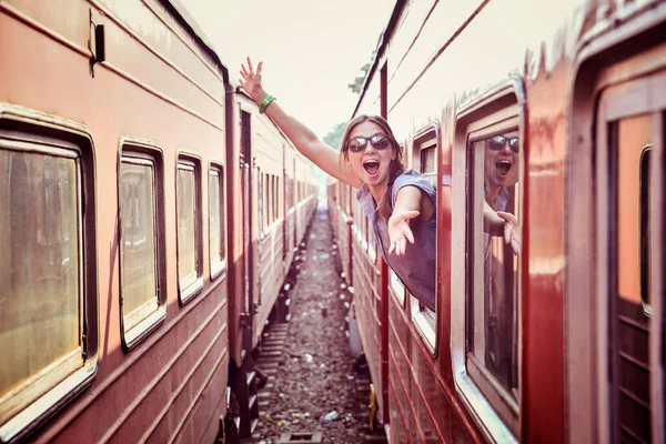 Счастливая девушка в поезде — стоковое фото