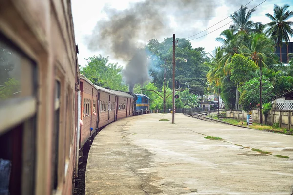 Vieux train avec les wagons rouges — Photo