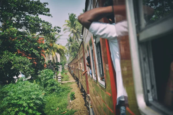 古い電車の乗り物で スリランカの美しい景観 — ストック写真