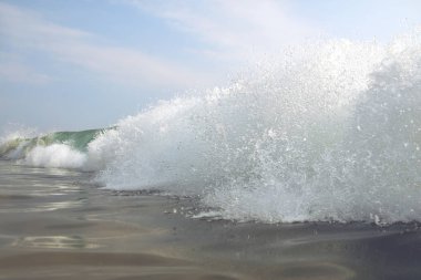 Arka plan olarak okyanusa güzel dalga