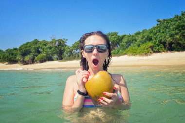 bir kadın ve bir Hindistan cevizi