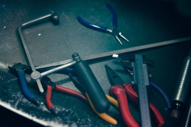 Masanın üzerinde mücevher araçları