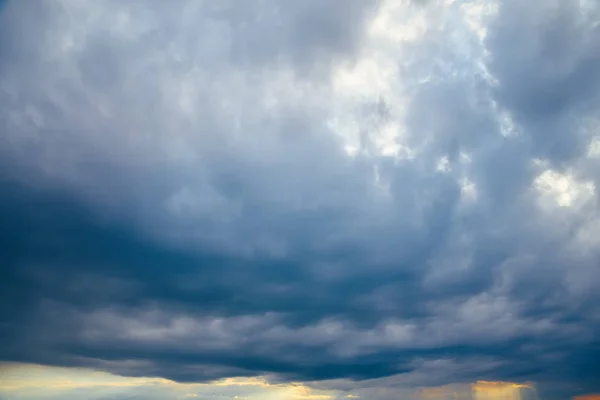 Der Himmel mit Wolken — Stockfoto