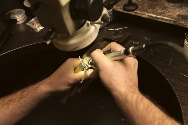 Las manos de un joyero con una joyería — Foto de Stock