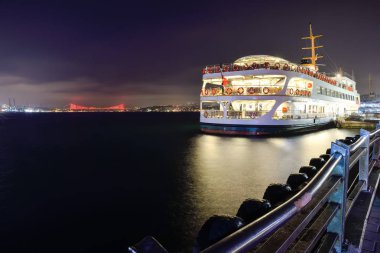 Istanbul Sahil gece şehir merkezinde görünümünü