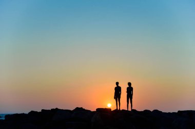 Günbatımında bir erkek ve bir kadın