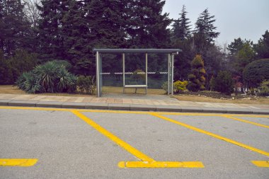 İnsanları olmadan otobüs durağı