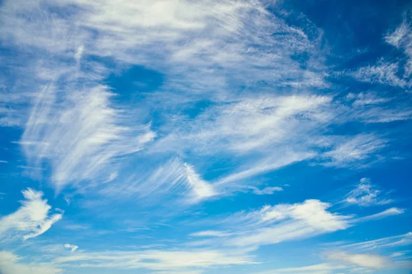 Ciel bleu avec nuages — Photo