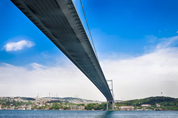 Bosporusbroen forbinder to bredder i Istanbul – stockfoto