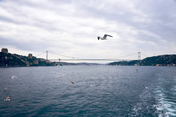 Fatih sultan mehmet brücke verbindet zwei banken in istanbul — Stockfoto