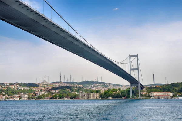 Puente del Bósforo conecta dos bancos en Estambul — Foto de Stock