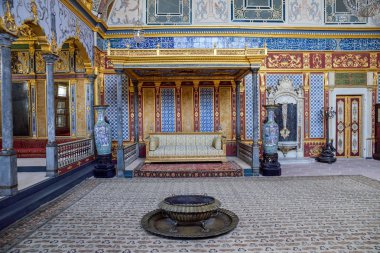 Istanbul, Türkiye - 5 Mayıs 2017: Topkapı Sarayı Harem bölümü içinde taht odası detay.