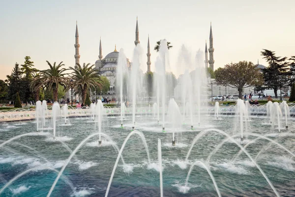 Brunnen und Sultan-Ahmed-Moschee — Stockfoto