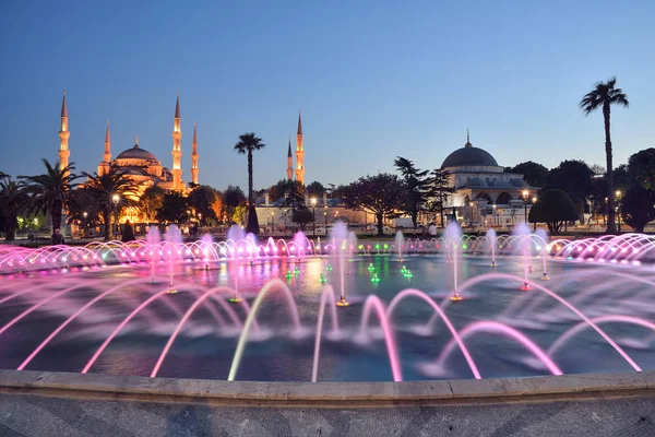 Brunnen und Sultan-Ahmed-Moschee — Stockfoto