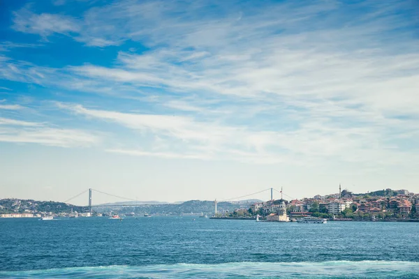 De toren van de maagden en de Bosporus-brug — Stockfoto