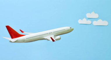 mavi üzerinde beyaz uçak