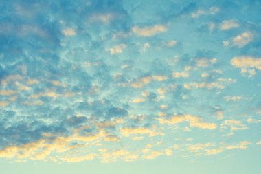 Bulutlu güzel mavi gökyüzü