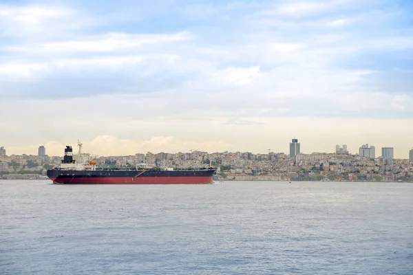 イスタンブールの海岸近くの貨物船 — ストック写真