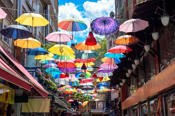 Bir dekorasyon olarak renkli şemsiyeler