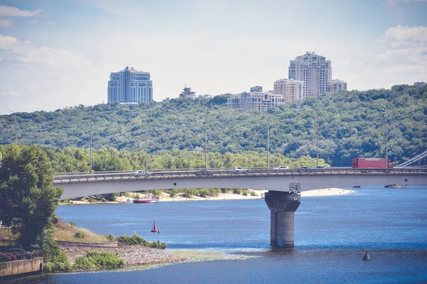 Ponte sobre o rio na cidade grande — Fotografia de Stock