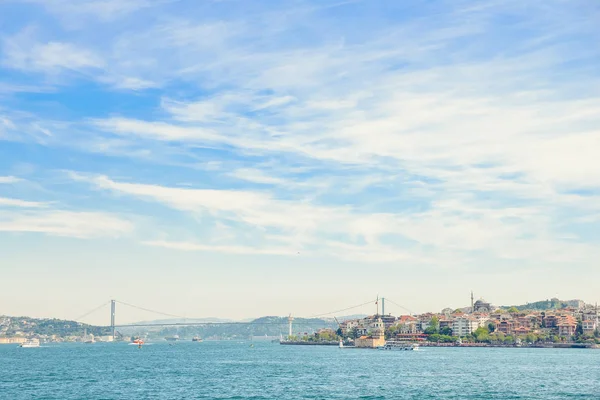 Der Mädchenturm und die Bosporusbrücke — Stockfoto