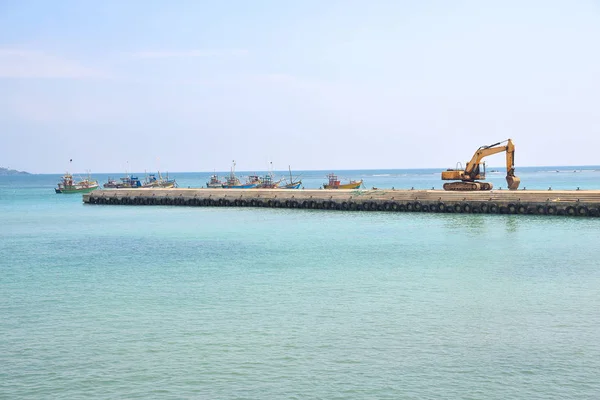 Excavadoras y barcos de pesca — Foto de Stock