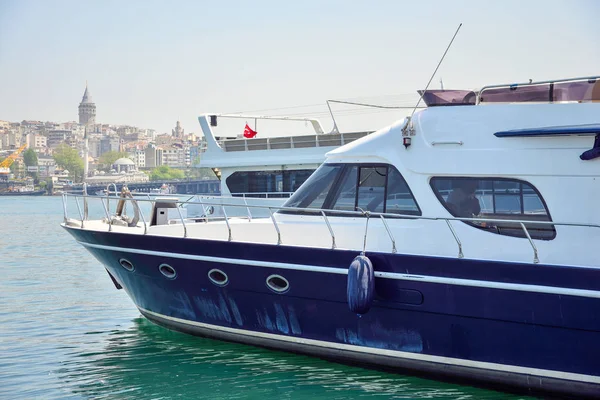 Сучасні яхти і Галата башта в Стамбулі — стокове фото