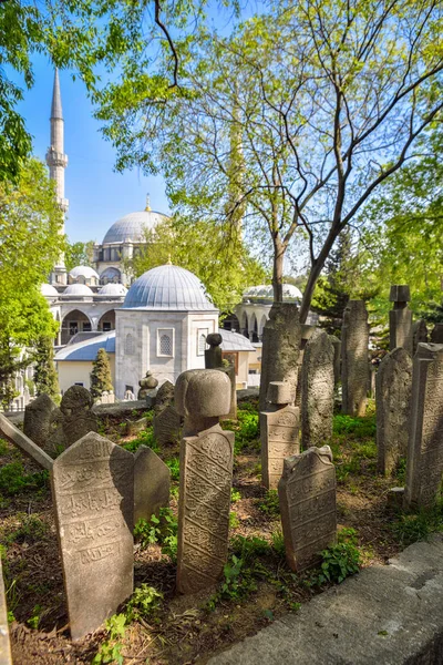 Ancient cemetery in Istanbul — Stock Photo, Image