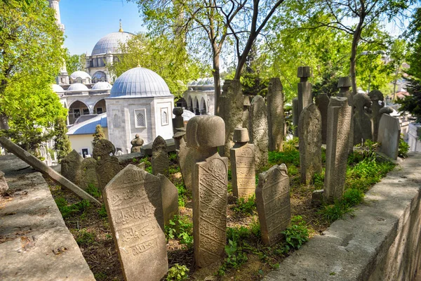 Istanbul 'da antik mezarlık — Stok fotoğraf